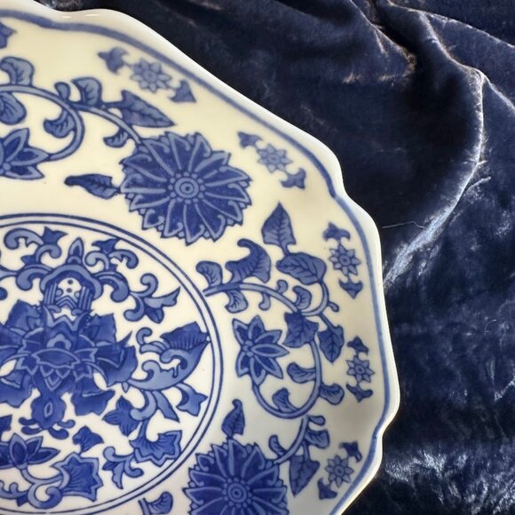 VTG Qing Chinese porcelain scalloped plate with scrolling blue lotus pattern - Picture 5 of 11